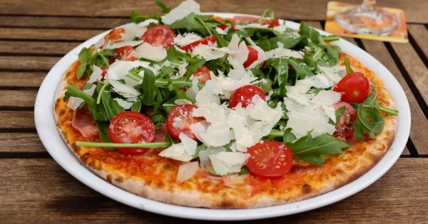 pizza rucola tomaten amp parmesan 552515