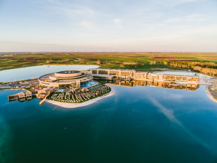 Aussenaufnahme St. Martins Therme und Lodge Rudy Dellinger Fruehling 1