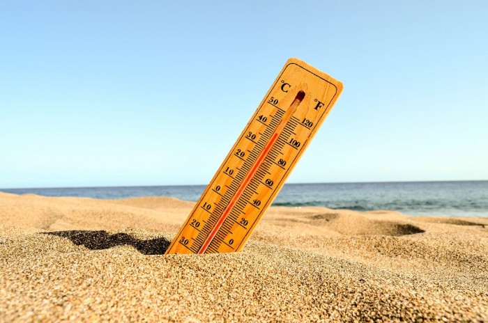 closeup shot thermometer beach sand3