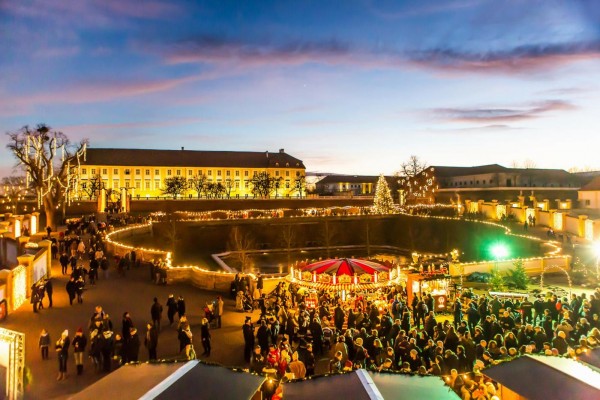 1 Weihnachtsmarkt Abendlicht c SKB Astrid Knie